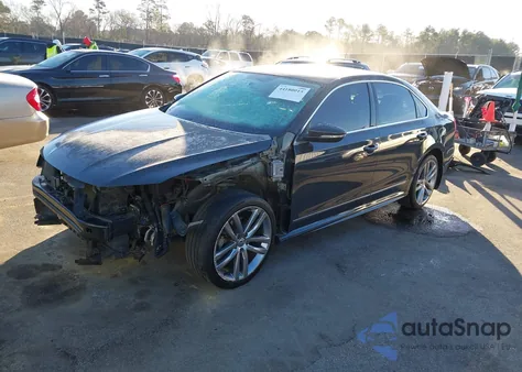 2017 Volkswagen Passat 1.8T R-Line z USA, uszkodzony, nr VIN 1VWDT7A37HC027391